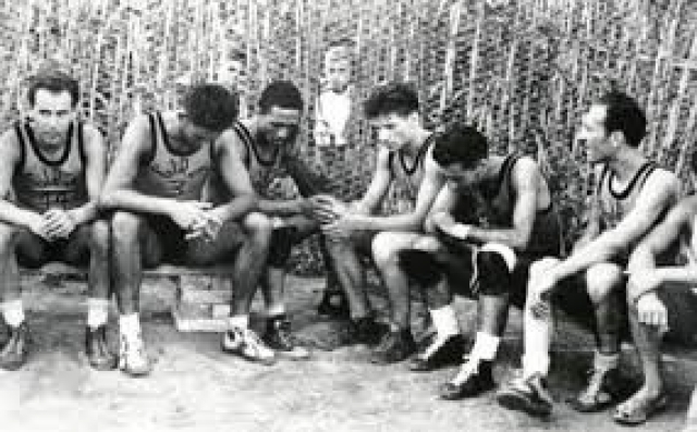 Trofeo delle Rose: il Gira con l'americano Jimmy Strong nello " spogliatoio" nel 1951. Si notano i bambini che sbirciano dietro la parete di canne. Si riconosce Giancarlo Primo, in seguito ct della nostra Nazionale, con il n° 3.